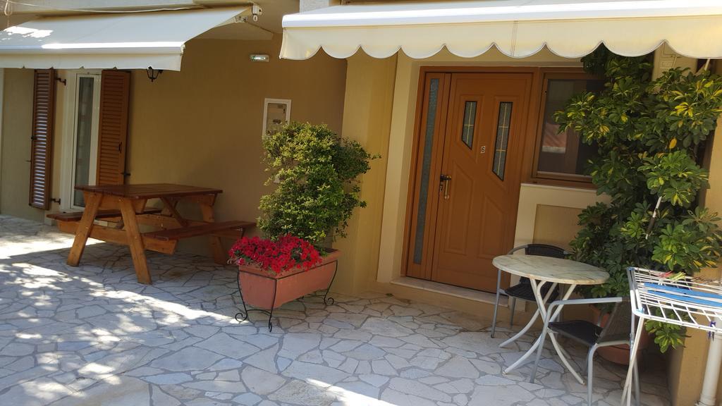 Epi Apartments Лурдата Екстериор снимка